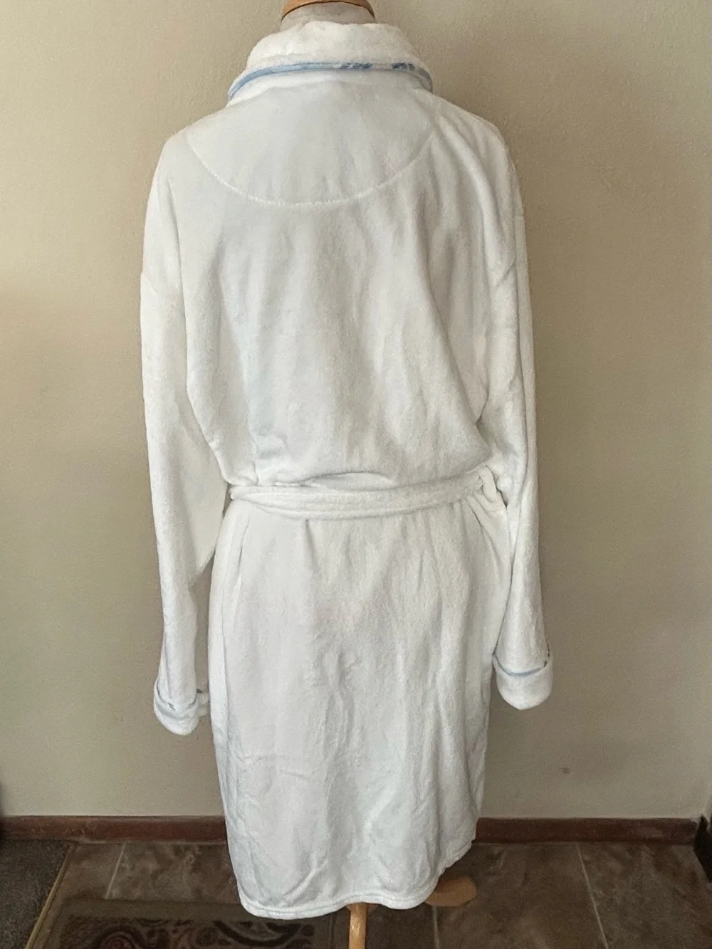 Tommy Bahama White Super Soft Plush Bath Robe One Size Unisex. New